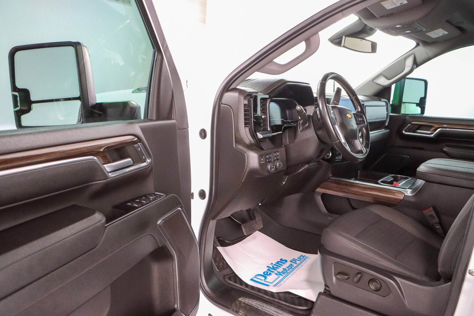 Used 2024 Chevrolet Silverado 3500 LT w/ Convenience Package AWD/4WD image 4