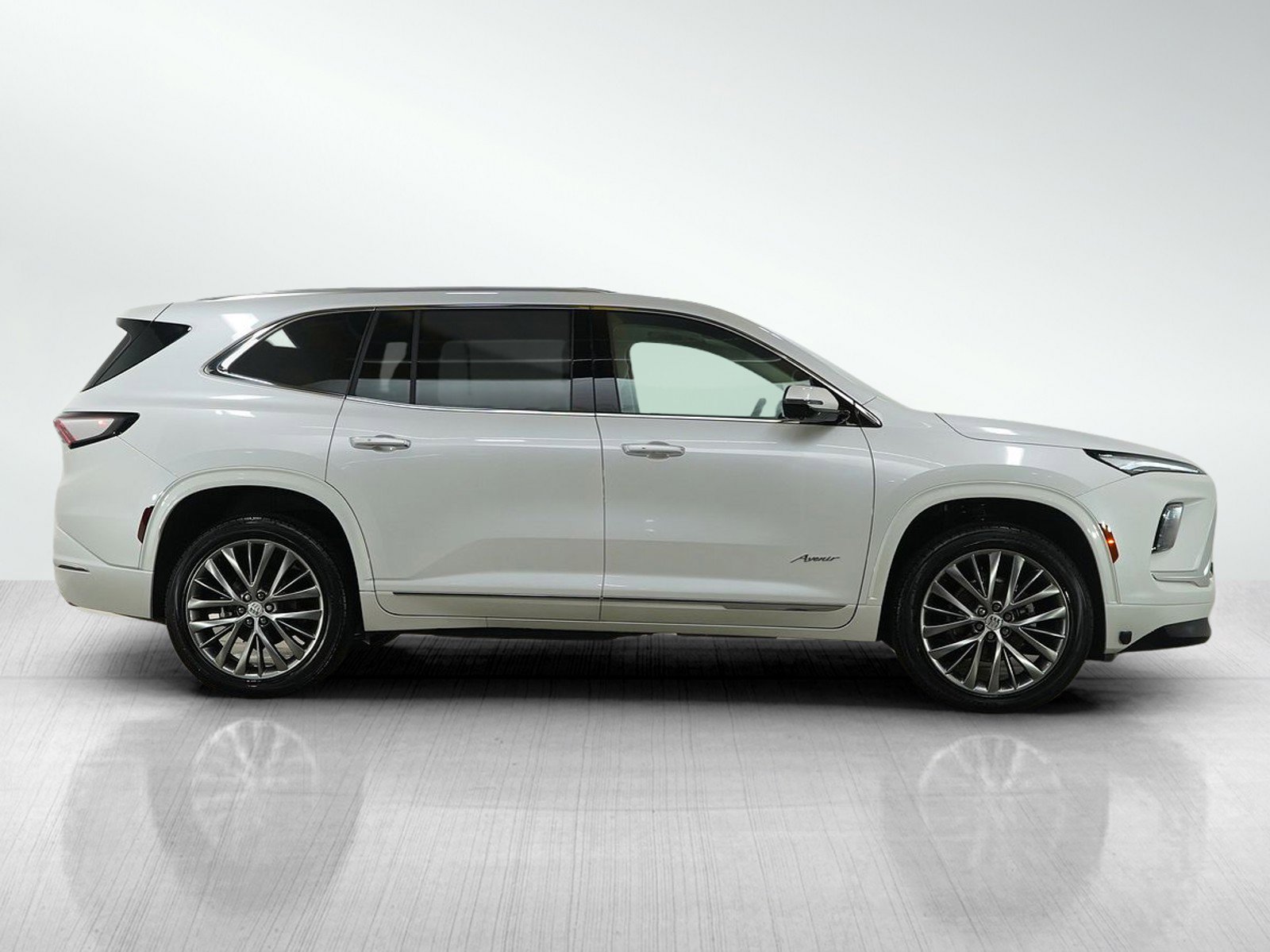 Used 2025 Buick Enclave Avenir image 6