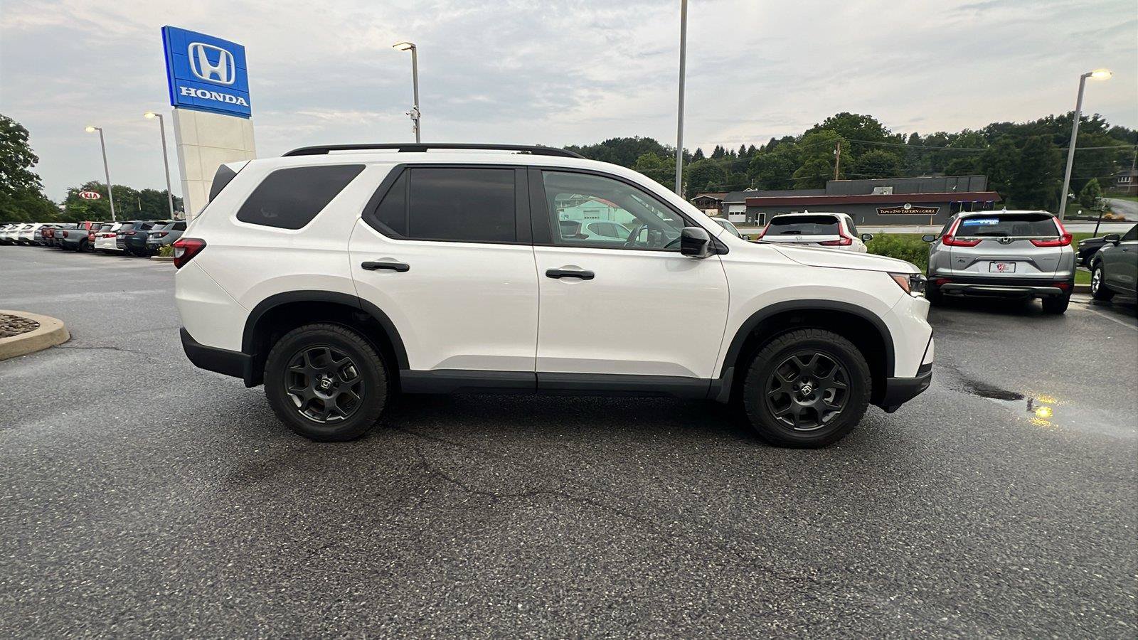 Used 2025 Honda Pilot TrailSport image 3