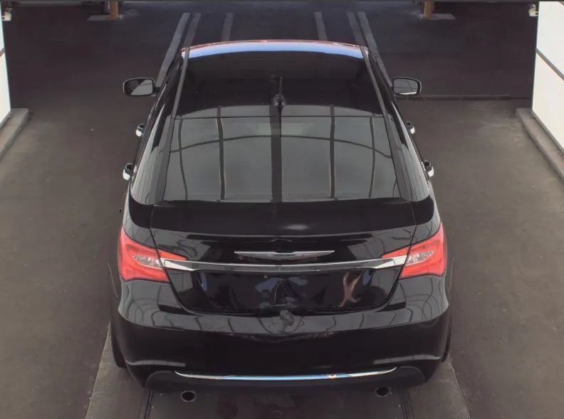 Used 2011 Chrysler 200 Limited FWD image 4