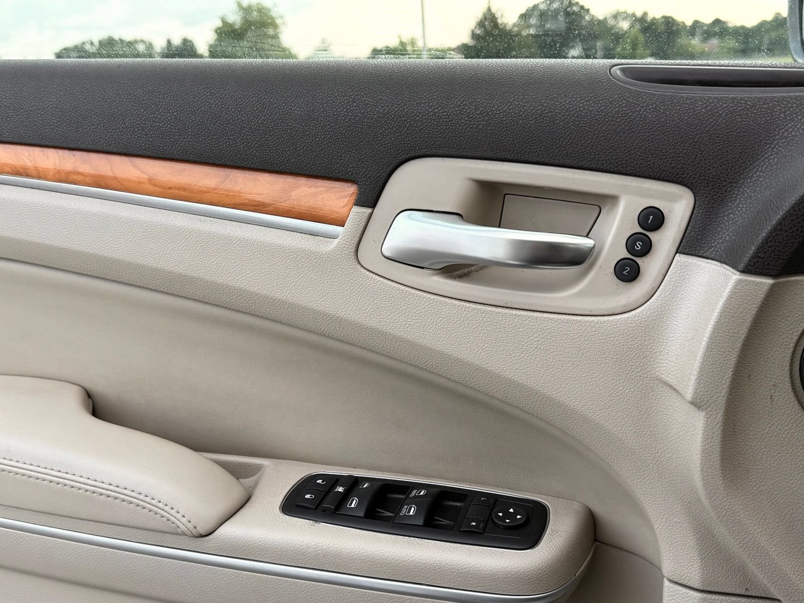 Used 2014 Chrysler 300 C RWD image 19