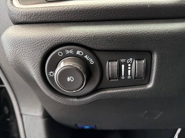 New 2026 Chrysler Pacifica Select image 13