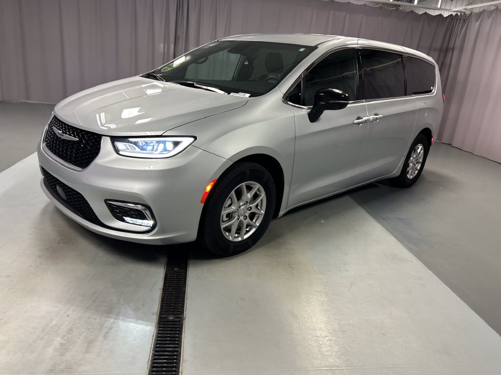 Used 2026 Chrysler Pacifica Select FWD image 3