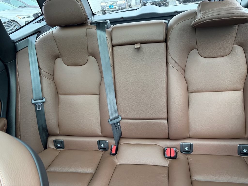 Certified 2024 Volvo XC60 B5 Plus w/ Climate Package AWD/4WD image 15