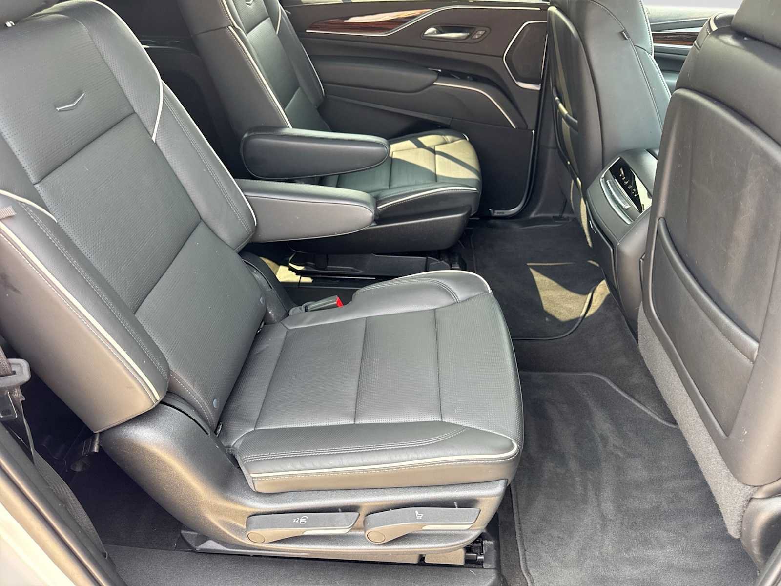 Used 2022 Cadillac Escalade ESV Premium Luxury w/ Performance Package AWD/4WD image 20
