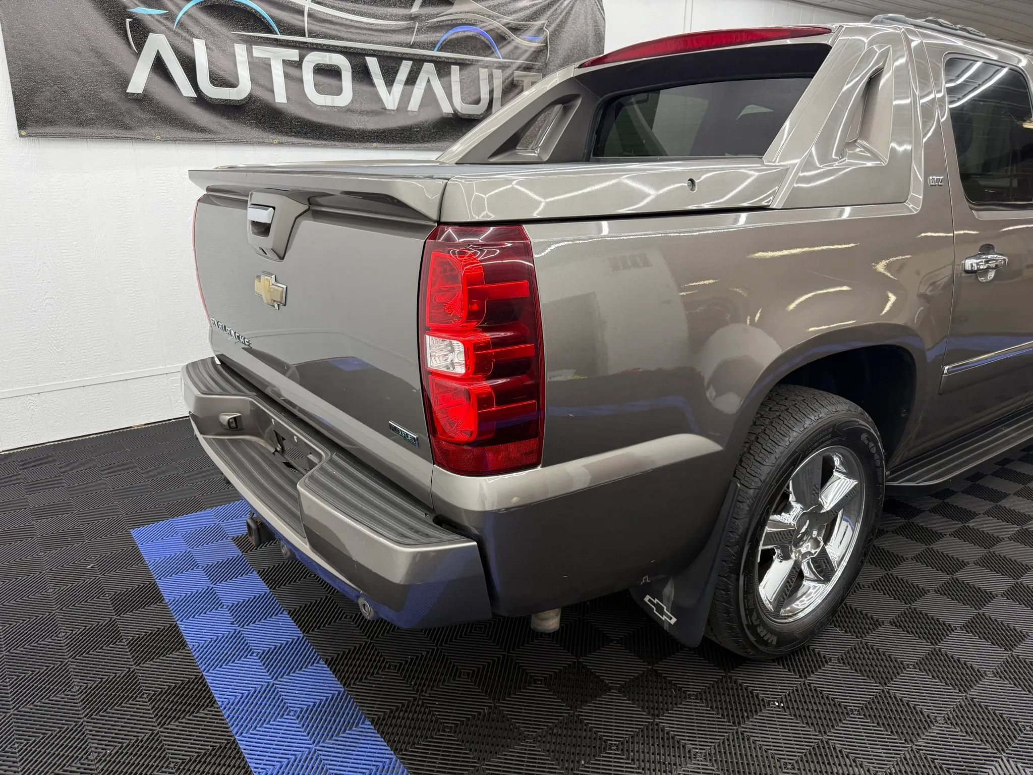 Used 2011 Chevrolet Avalanche LTZ AWD/4WD image 3