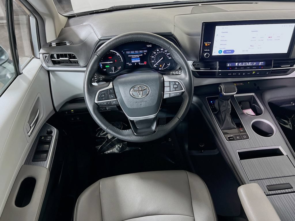 Certified 2025 Toyota Sienna XLE FWD image 20