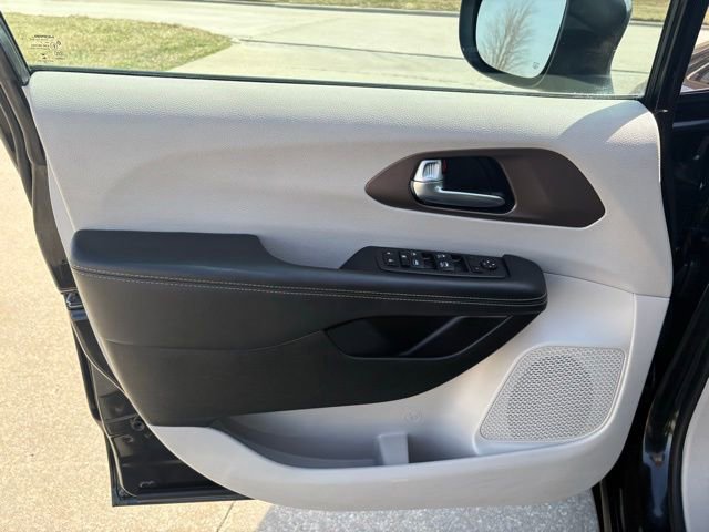 Used 2023 Chrysler Voyager LX image 8