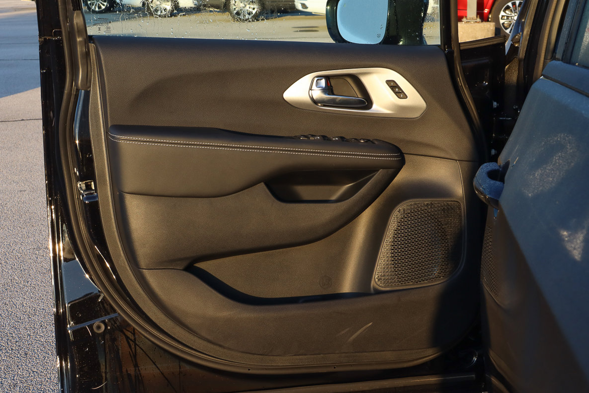 New 2026 Chrysler Pacifica Limited w/ S Appearance Package image 9