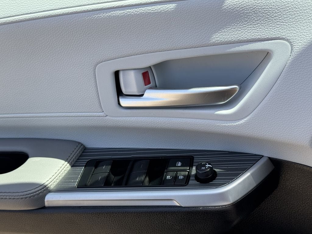 Used 2025 Toyota Sienna XLE FWD image 21