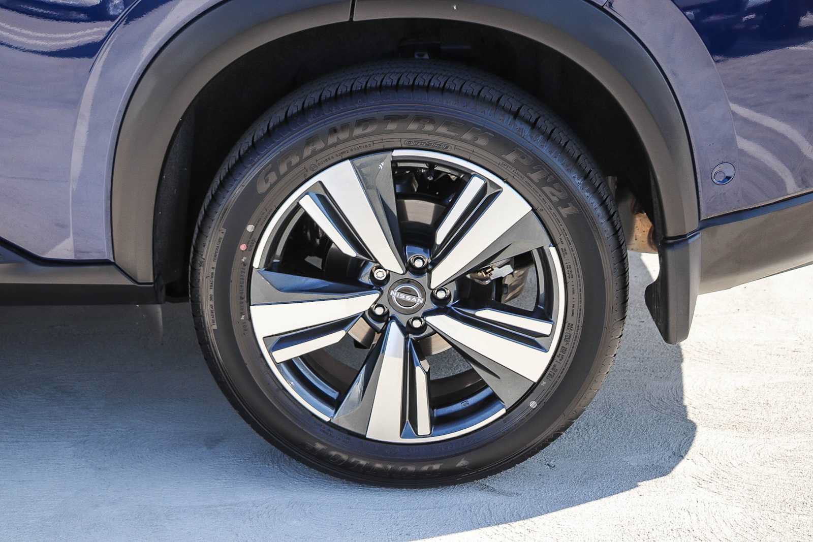 Used 2025 Nissan Rogue SL AWD/4WD image 12