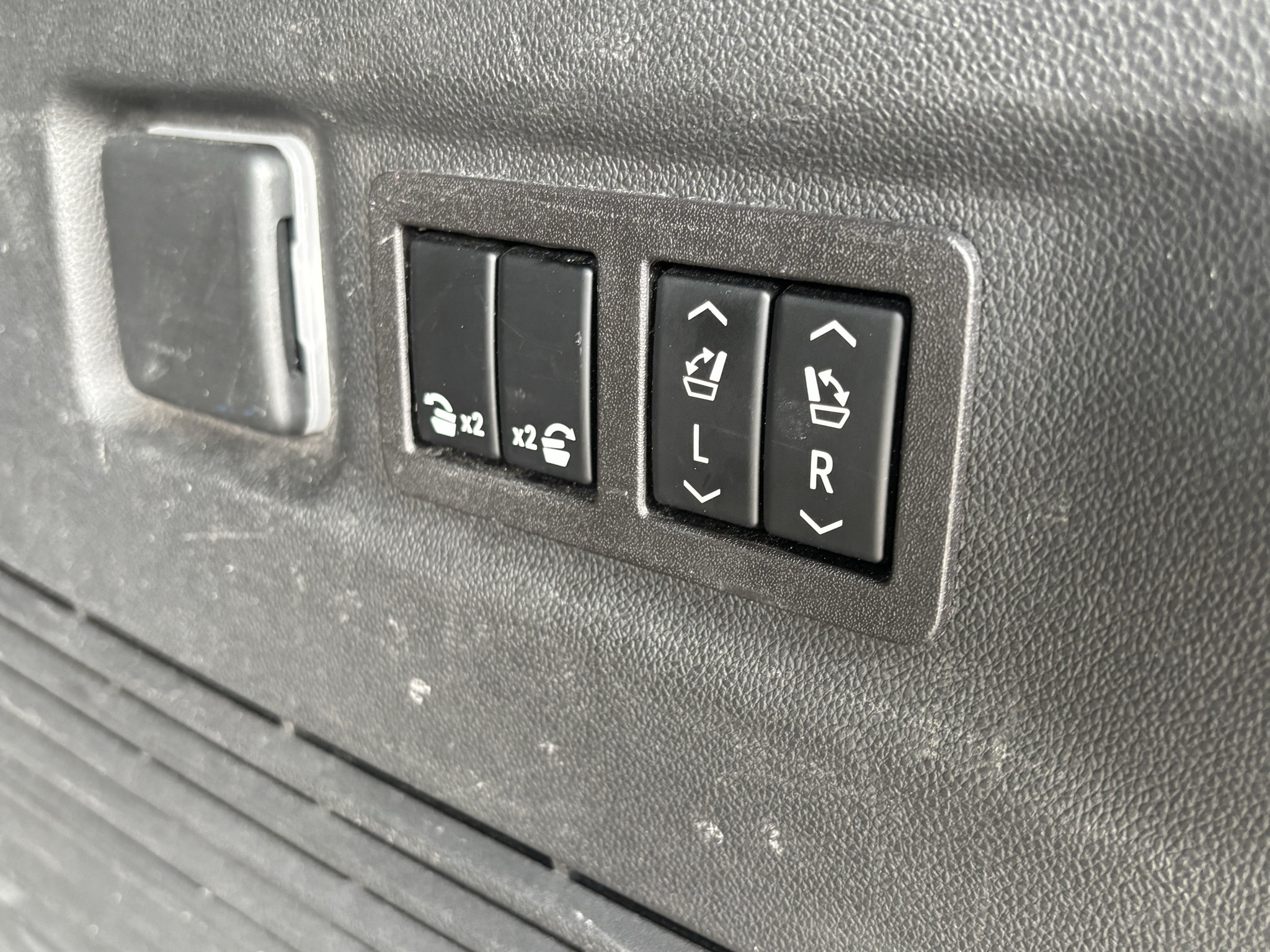Used 2023 Chevrolet Suburban Premier AWD/4WD image 29