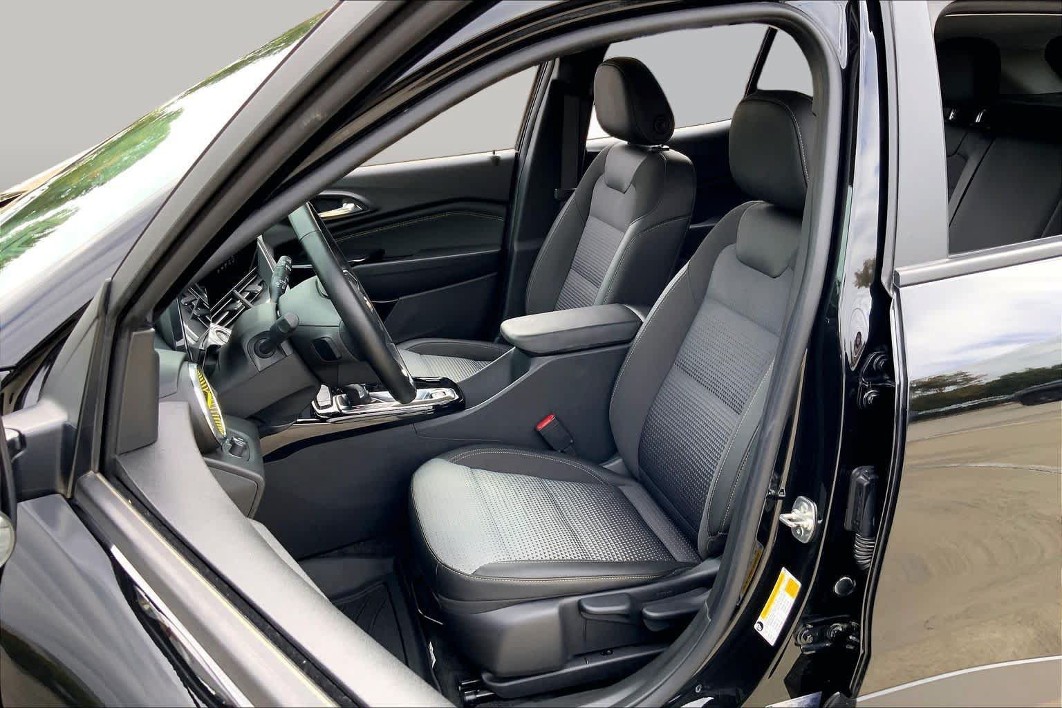 Used 2024 Chevrolet Trax LT w/ Sunroof Package FWD image 8