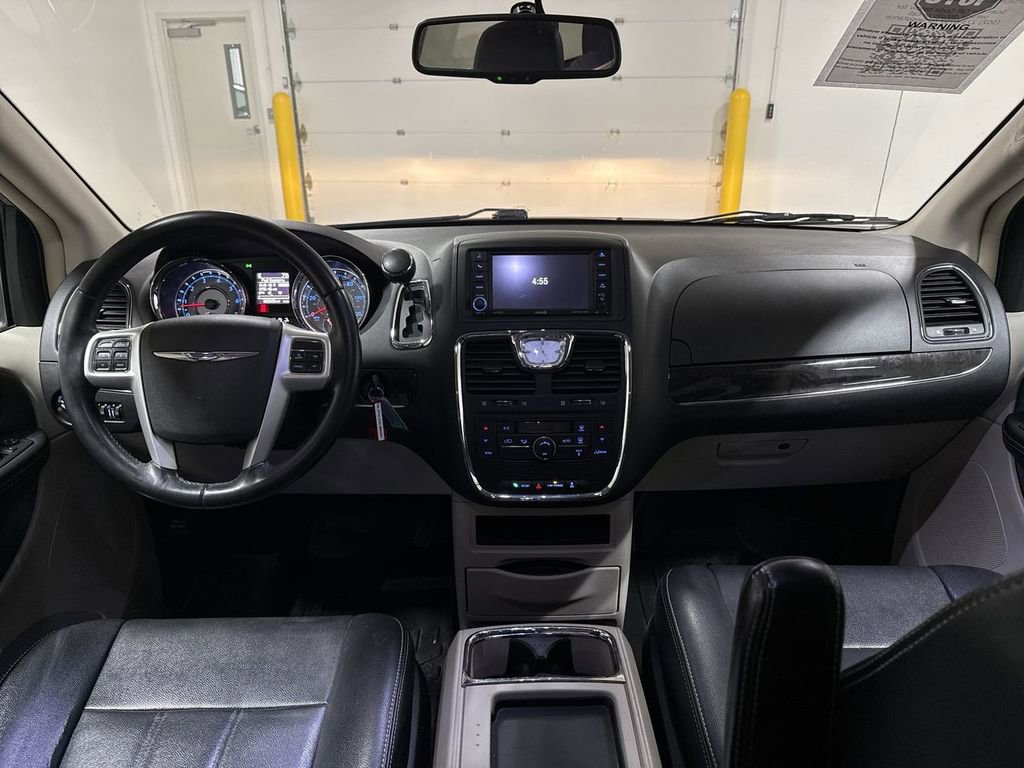 Used 2016 Chrysler Town & Country Touring image 10