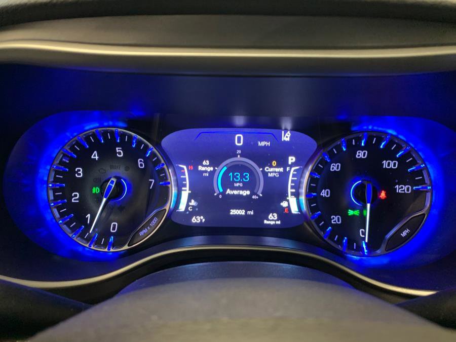 Used 2022 Chrysler Pacifica Touring-L w/ Uconnect Theater Family Group image 23