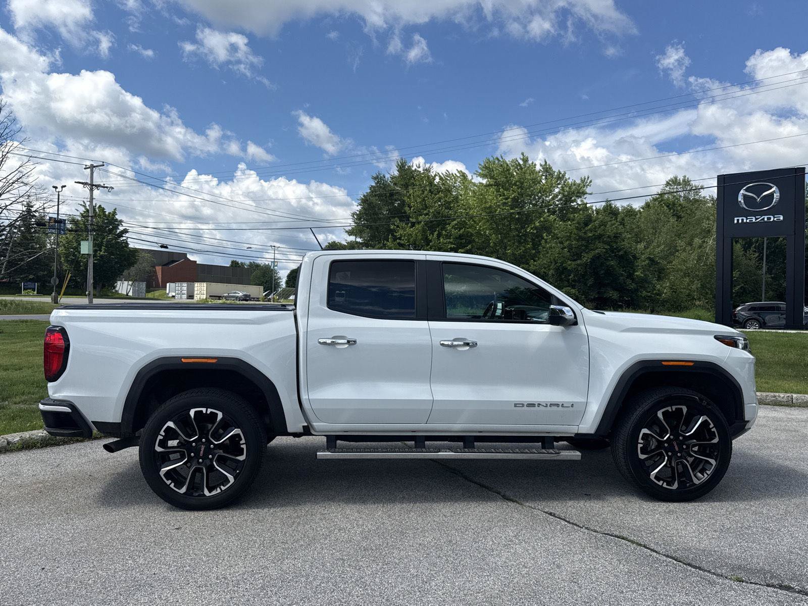 Used 2024 GMC Canyon Denali AWD/4WD image 9