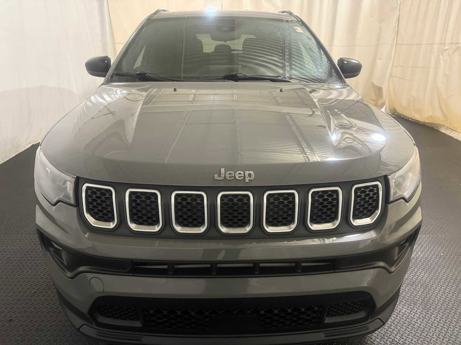 Used 2023 Jeep Compass Latitude image 3