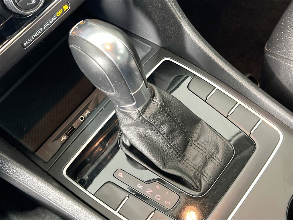 Used 2017 Volkswagen Passat 1.8T R-Line image 16