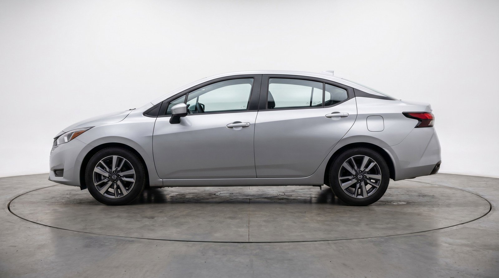 Used 2025 Nissan Versa SV image 3