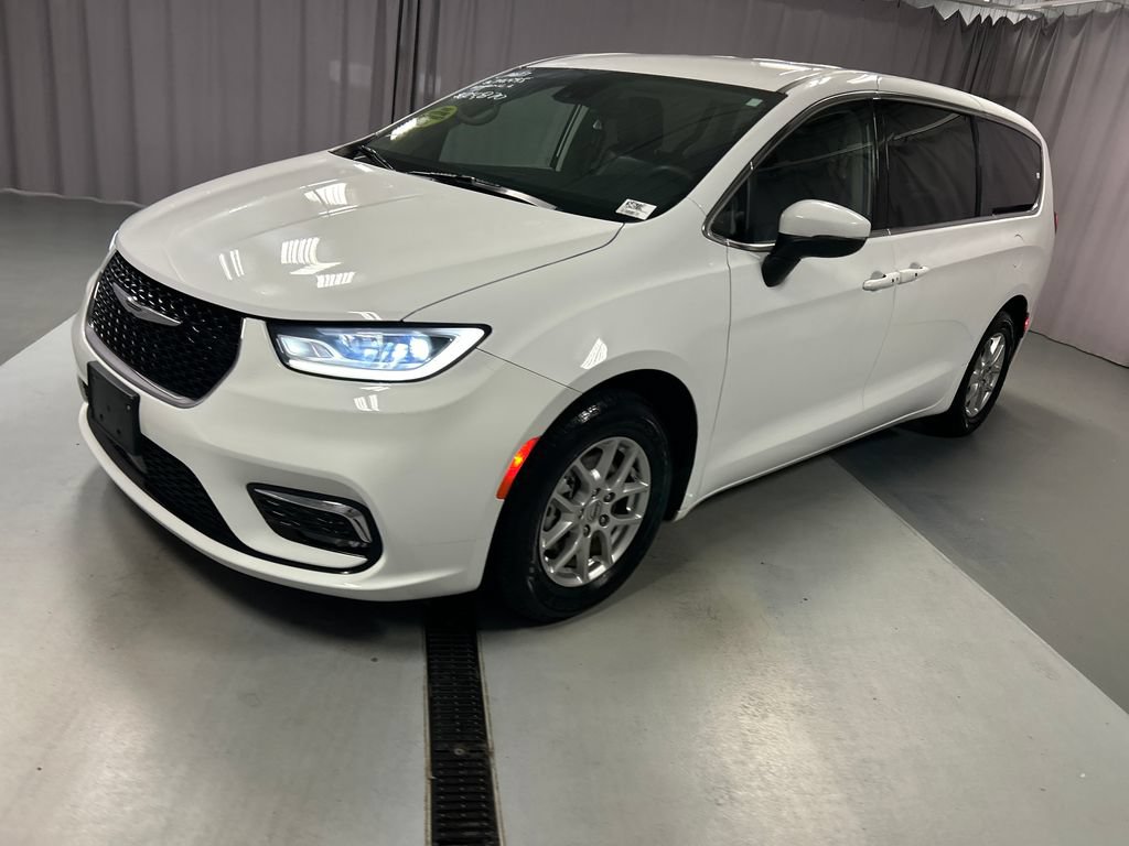 Used 2023 Chrysler Pacifica Touring-L FWD image 3