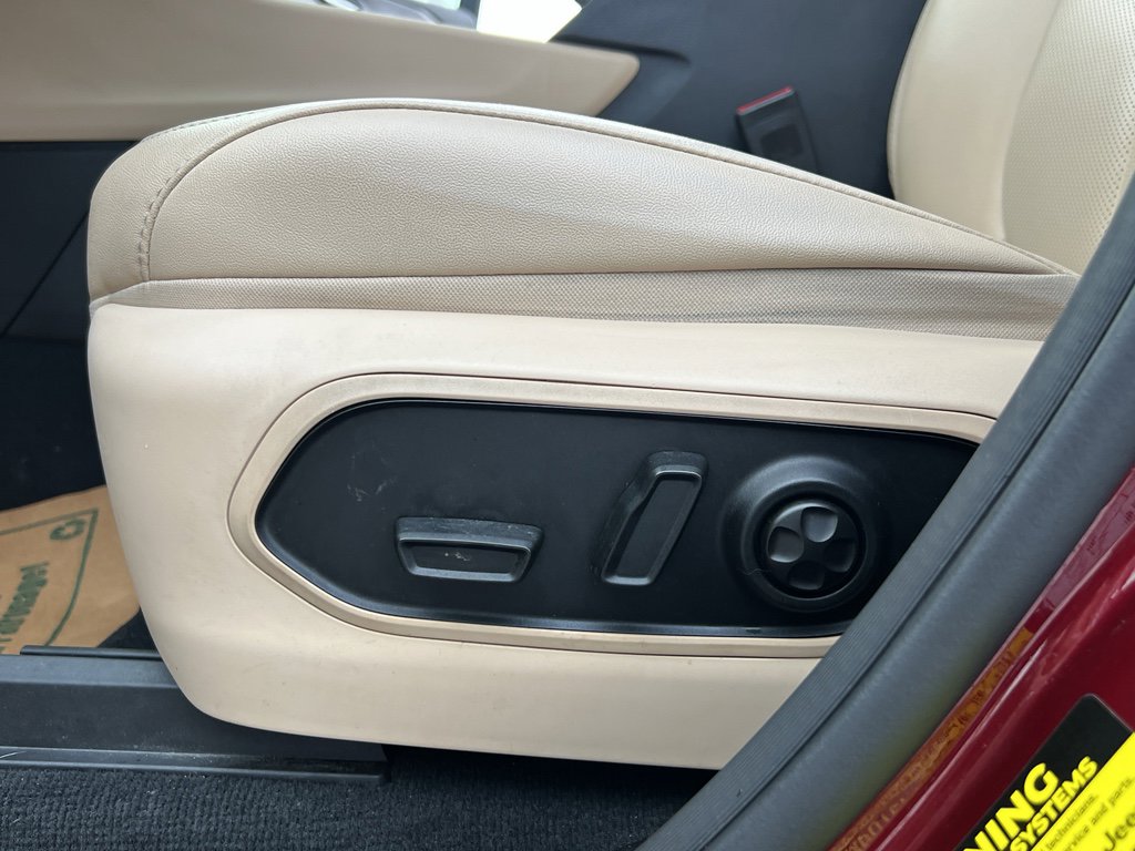 Used 2024 Jeep Grand Cherokee Limited w/ Luxury Tech Group II image 16