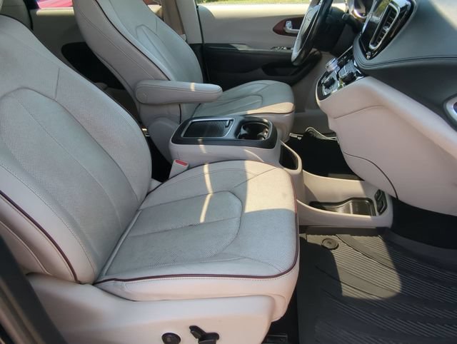 Used 2020 Chrysler Pacifica Limited w/ Tire & Wheel Group FWD image 27