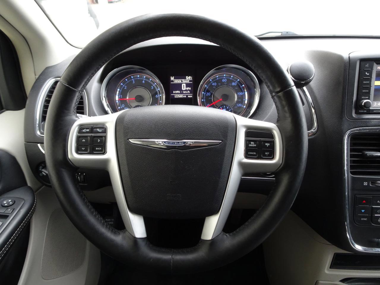 Used 2016 Chrysler Town & Country Touring w/ Driver Convenience Group image 17