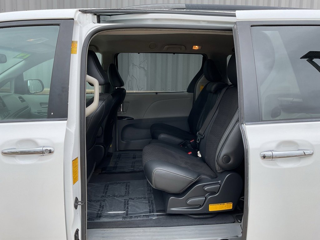 Used 2014 Toyota Sienna SE image 14