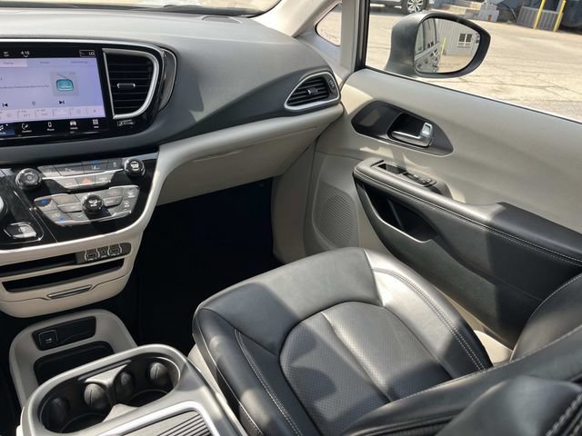 Used 2023 Chrysler Pacifica Touring-L FWD image 14