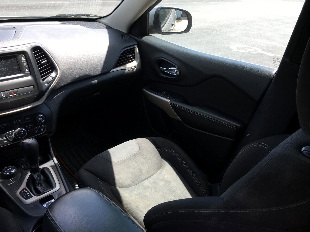 Used 2017 Jeep Cherokee Latitude w/ Safety/Convenience Group image 15