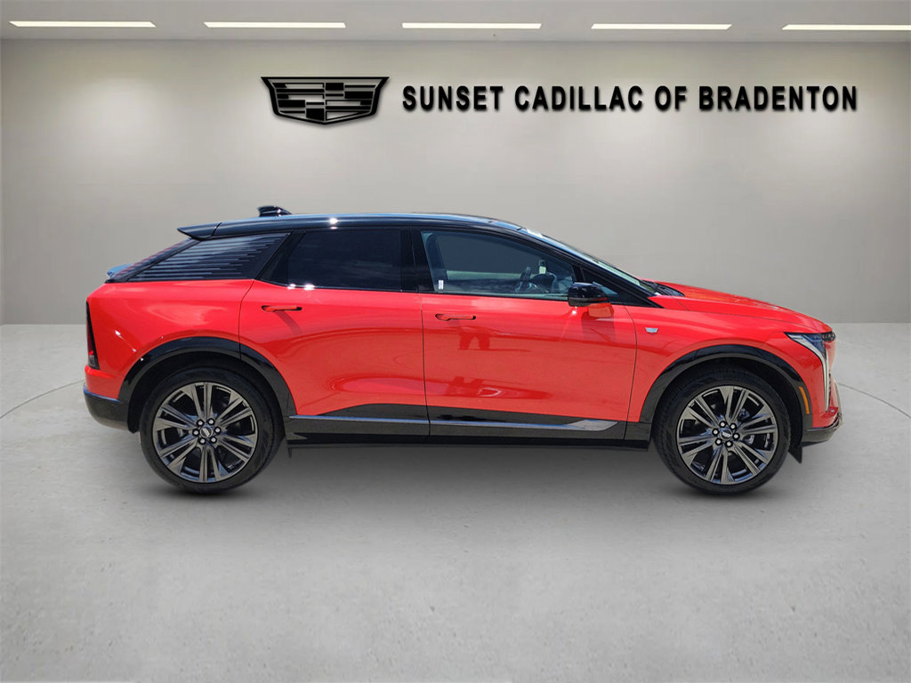 Certified 2025 Cadillac Optiq Sport 2 AWD/4WD image 3