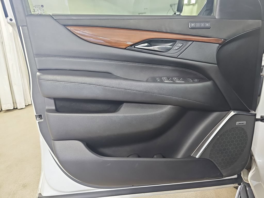 Certified 2018 Cadillac Escalade ESV Luxury AWD/4WD image 33
