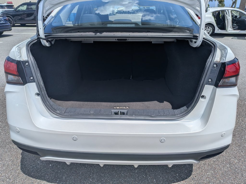 Used 2025 Nissan Versa SR FWD image 13