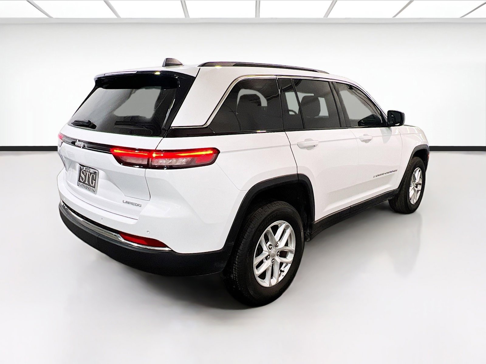 Used 2025 Jeep Grand Cherokee Laredo X RWD image 4