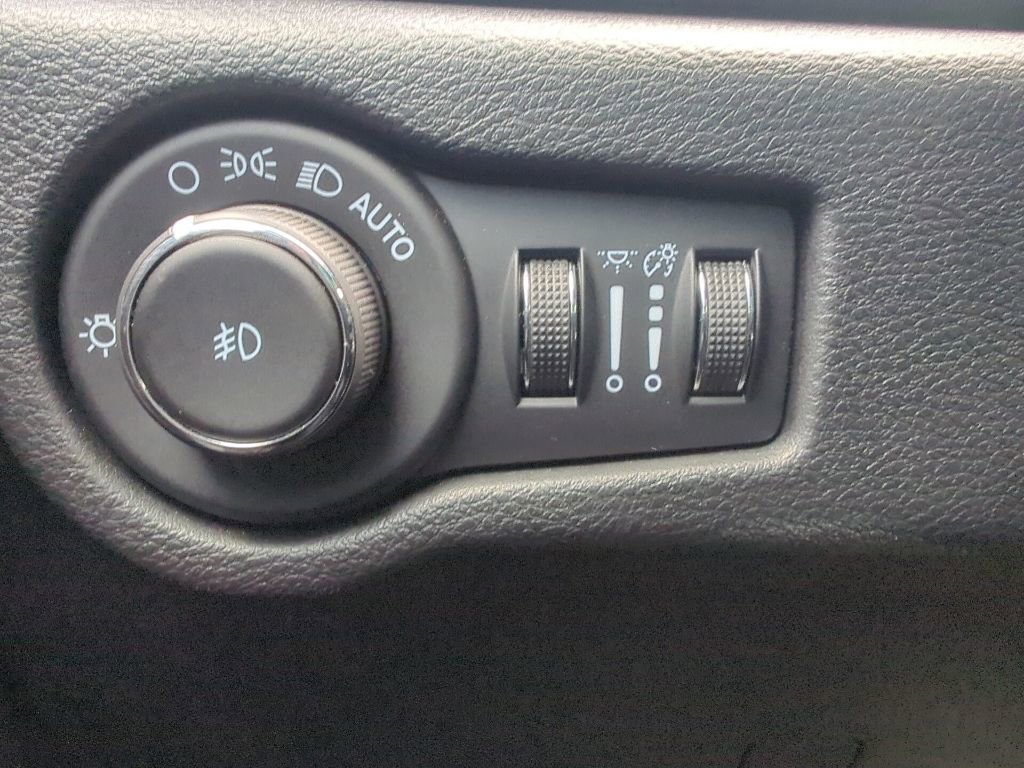 Used 2025 Chrysler Pacifica Select image 32