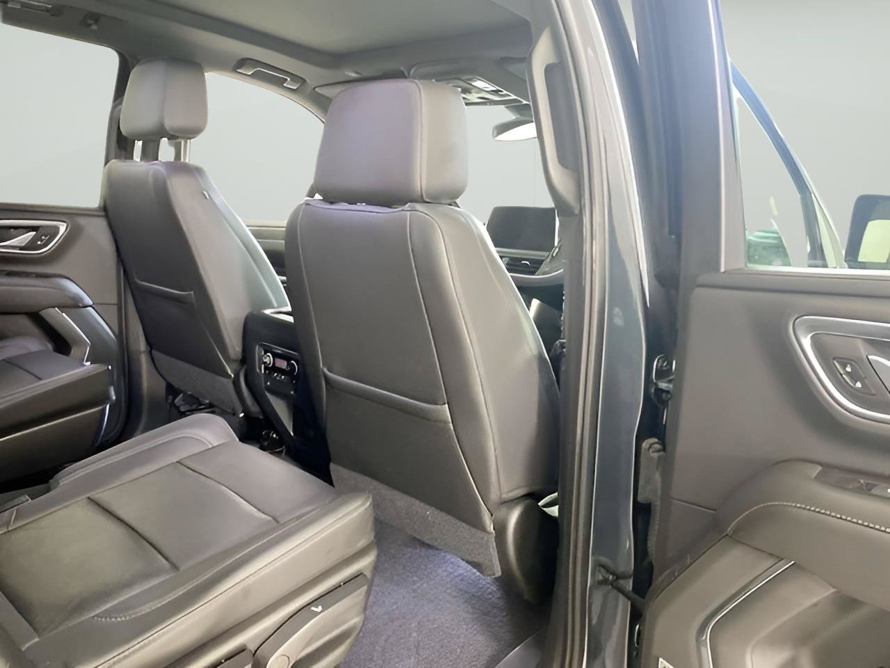 Used 2021 Chevrolet Tahoe Z71 w/ Z71 Signature Package AWD/4WD image 32