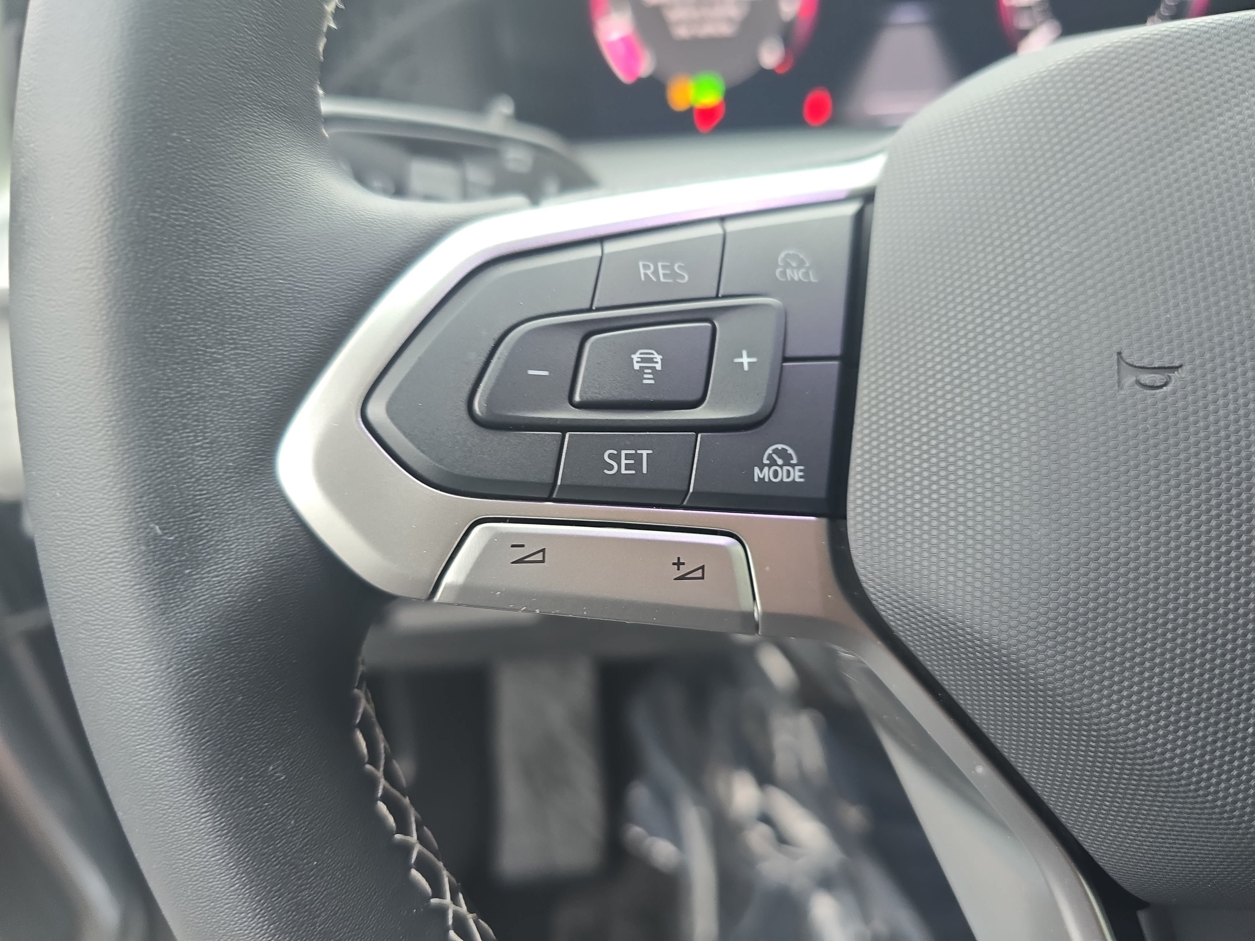 Used 2025 Volkswagen Tiguan SE AWD/4WD image 17