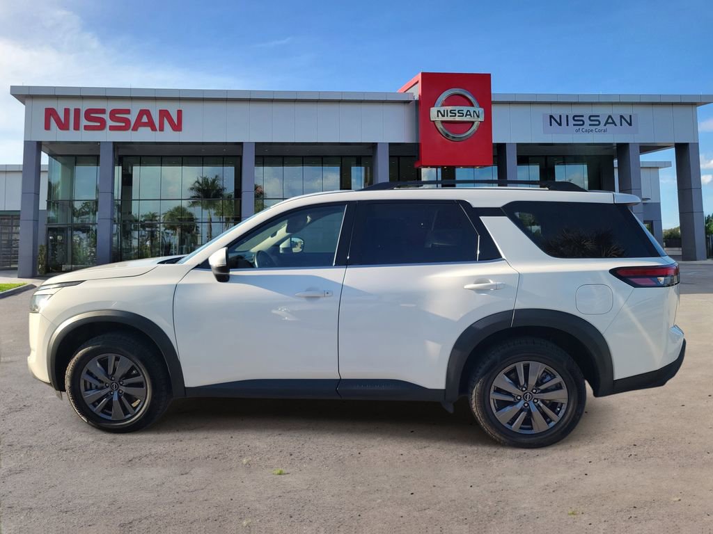 Used 2025 Nissan Pathfinder SV image 7