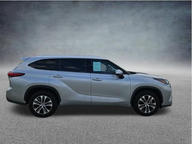 Used 2022 Toyota Highlander XLE FWD image 10