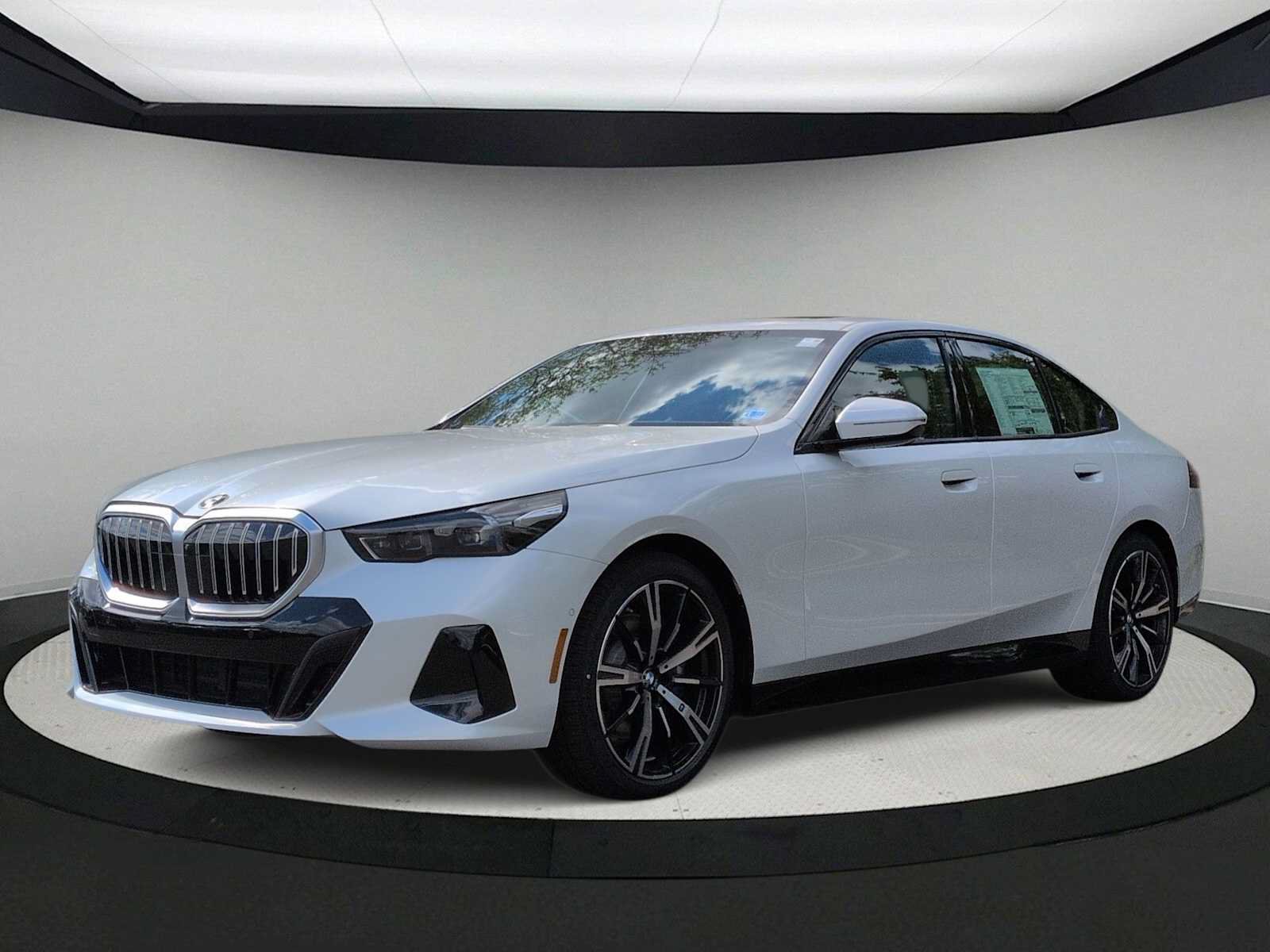 Used 2027 BMW 530i xDrive w/ M Sport Package AWD/4WD image 4