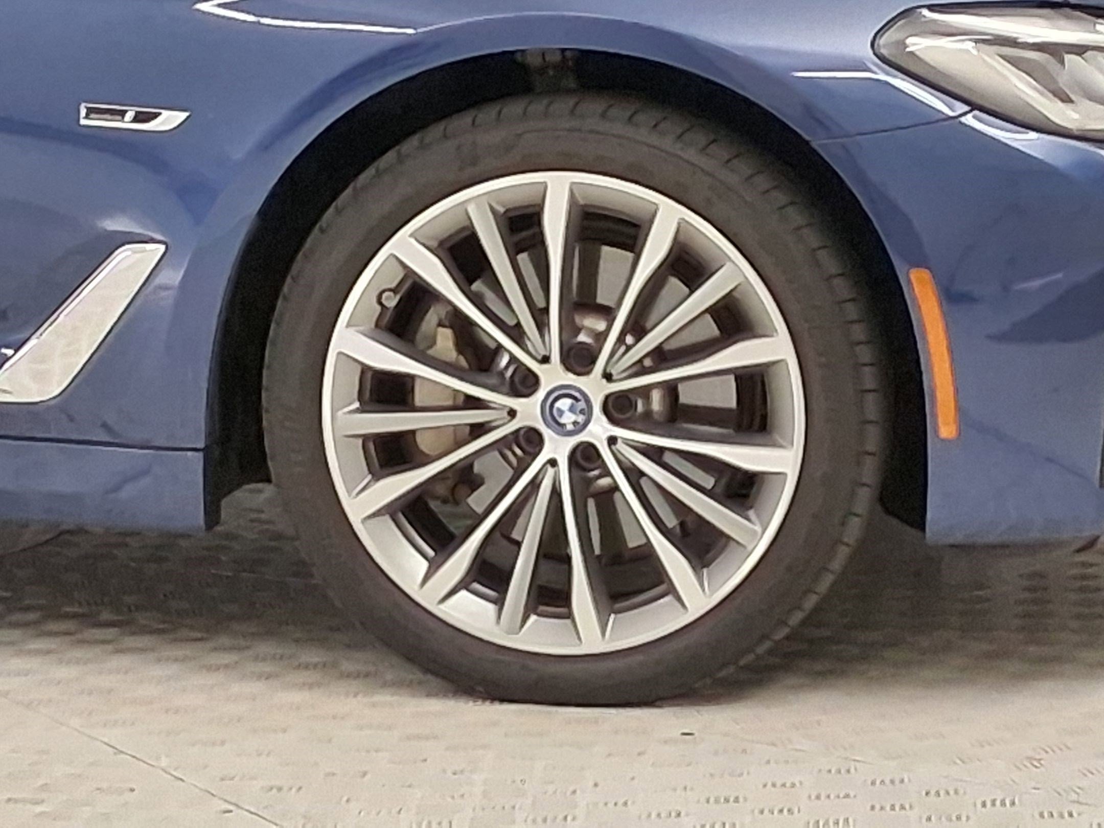 Used 2023 BMW 530e w/ Premium Package RWD image 10