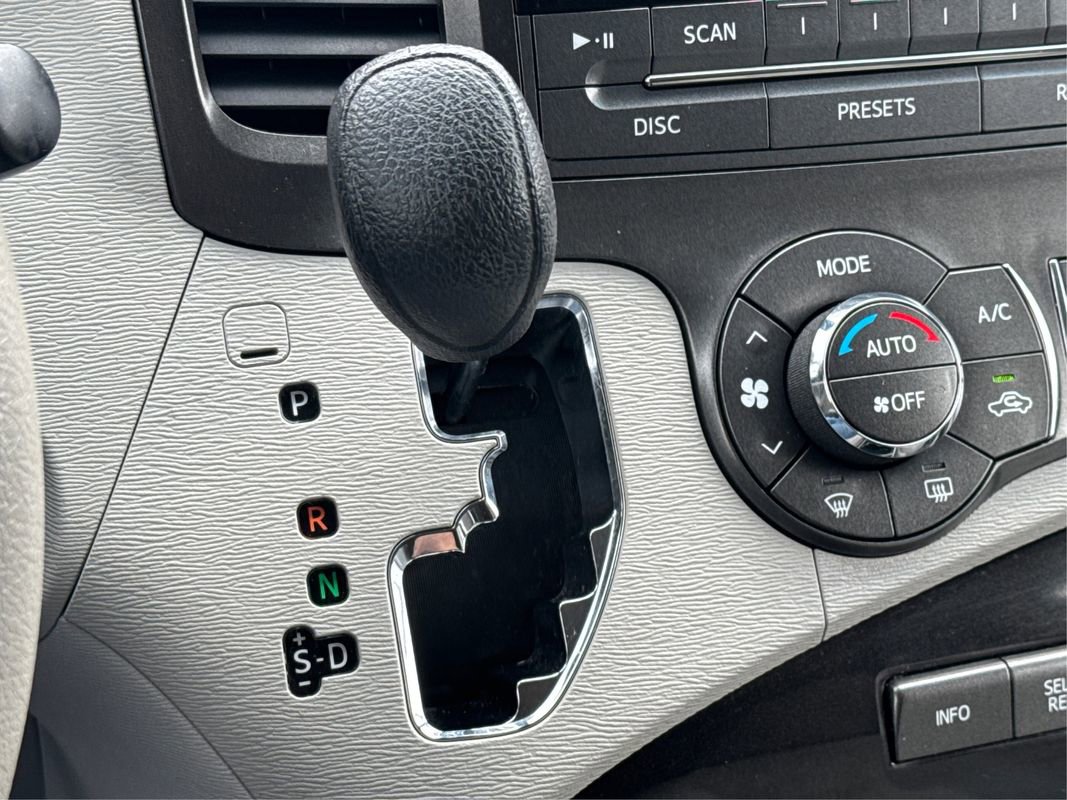 Used 2014 Toyota Sienna LE image 36