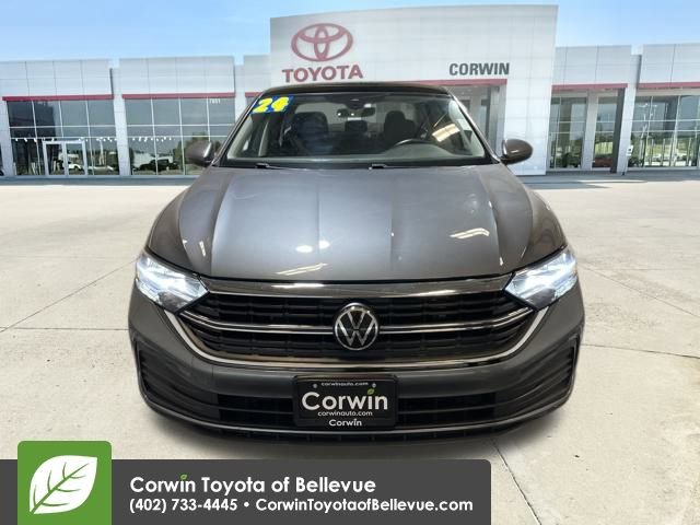 Used 2024 Volkswagen Jetta SE image 8