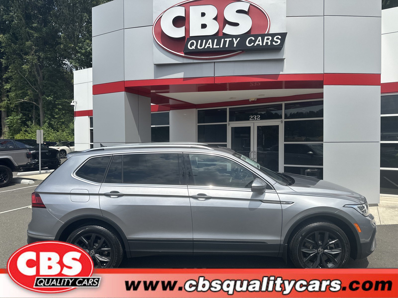 Used 2024 Volkswagen Tiguan SE FWD image 1