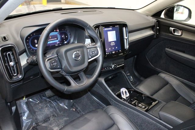Used 2025 Volvo XC40 B5 Plus image 23