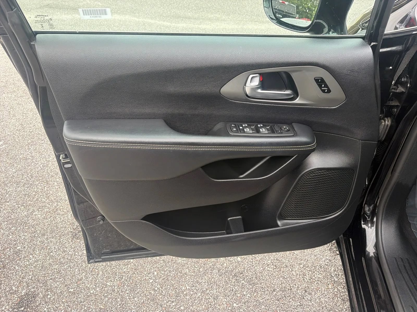 Used 2025 Chrysler Pacifica Select FWD image 14