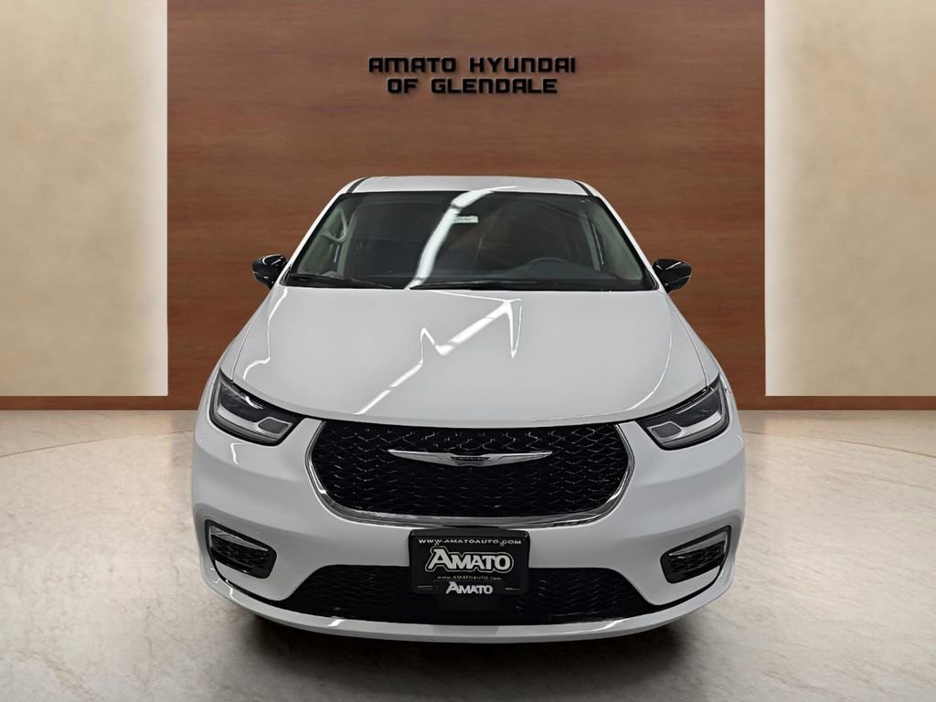 Used 2024 Chrysler Pacifica Touring-L image 9