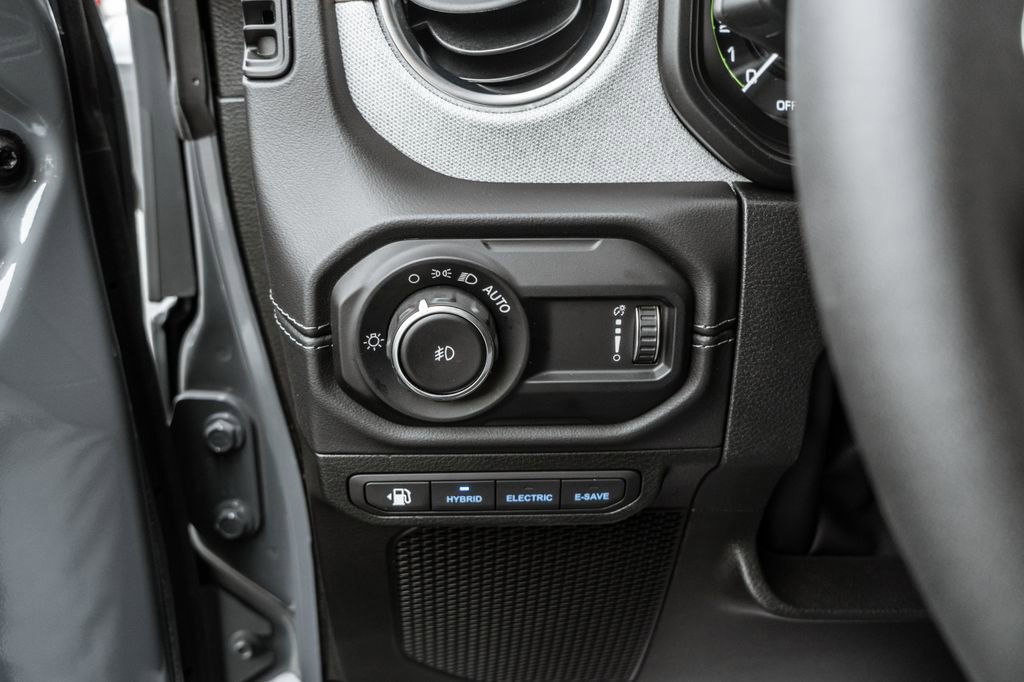 Used 2025 Jeep Wrangler Unlimited Sahara image 18