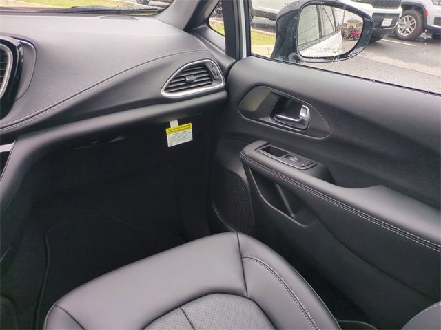 New 2026 Chrysler Pacifica Select image 17