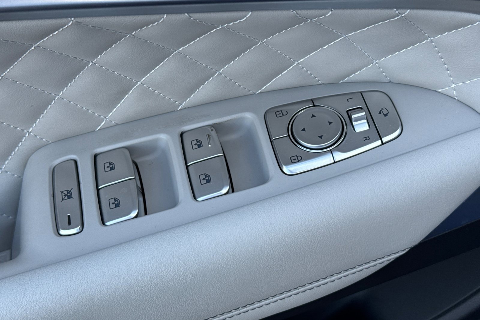 Used 2022 Genesis G70 3.3T image 11